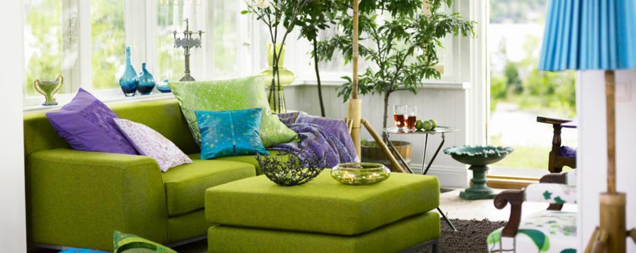 grüne Polstermöbel und Kissen